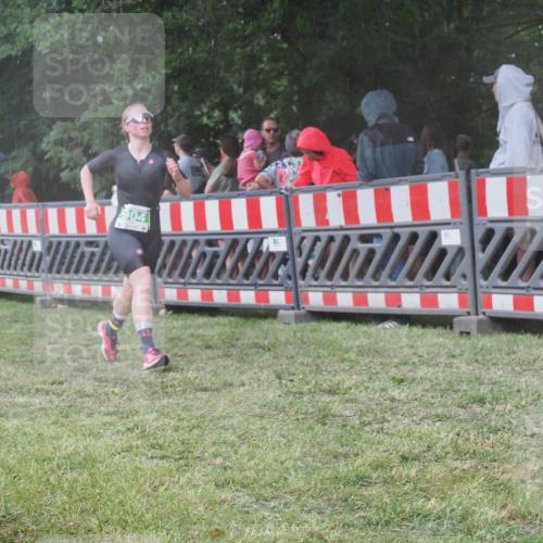 21.06.2025 - 27. Vierlanden-Triathlon KatJ http://msf.ph/oto/8031442 15.06.2025 13:40:30 Ziel 904 meine-sportfotos.de