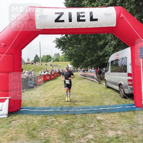 21.06.2025 - 27. Vierlanden-Triathlon MichiJ http://msf.ph/oto/8031445 15.06.2026 12:44:59 Ziel 726 meine-sportfotos.de