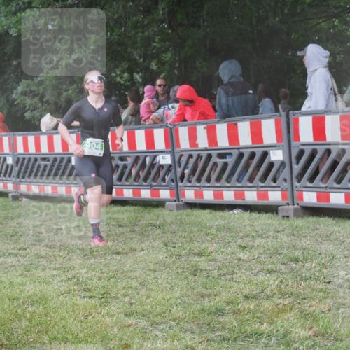 21.06.2025 - 27. Vierlanden-Triathlon KatJ http://msf.ph/oto/8031447 15.06.2025 13:40:30 Ziel 904 meine-sportfotos.de