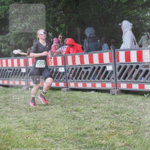 21.06.2025 - 27. Vierlanden-Triathlon KatJ http://msf.ph/oto/8031453 15.06.2025 13:40:30 Ziel 904 meine-sportfotos.de
