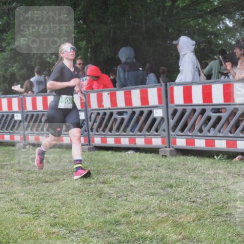 21.06.2025 - 27. Vierlanden-Triathlon KatJ http://msf.ph/oto/8031459 15.06.2025 13:40:30 Ziel 904 meine-sportfotos.de