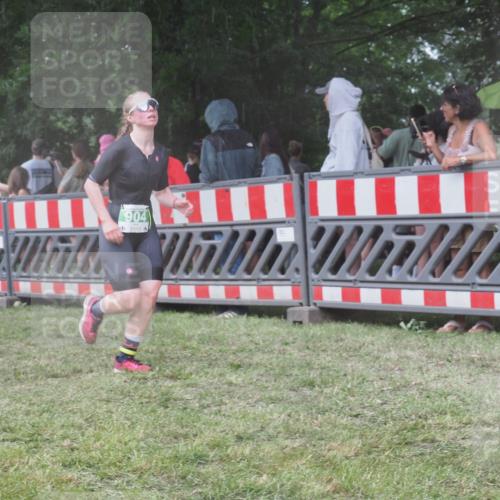 21.06.2025 - 27. Vierlanden-Triathlon KatJ http://msf.ph/oto/8031465 15.06.2025 13:40:31 Ziel 904 meine-sportfotos.de