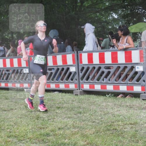 21.06.2025 - 27. Vierlanden-Triathlon KatJ http://msf.ph/oto/8031471 15.06.2025 13:40:31 Ziel 904 meine-sportfotos.de