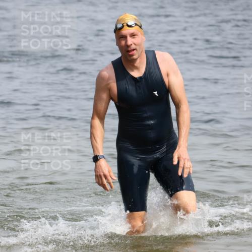 15.06.2025 - 27. Vierlanden-Triathlon Lena Gebhardt http://msf.ph/oto/8031490 15.06.2025 11:10:56 Schwimmen 832, 861, 947 meine-sportfotos.de