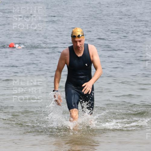 15.06.2025 - 27. Vierlanden-Triathlon Lena Gebhardt http://msf.ph/oto/8031497 15.06.2025 11:10:57 Schwimmen 832, 861, 947 meine-sportfotos.de