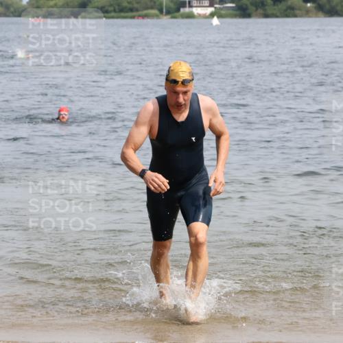 15.06.2025 - 27. Vierlanden-Triathlon Lena Gebhardt http://msf.ph/oto/8031502 15.06.2025 11:10:58 Schwimmen 832, 861, 947 meine-sportfotos.de
