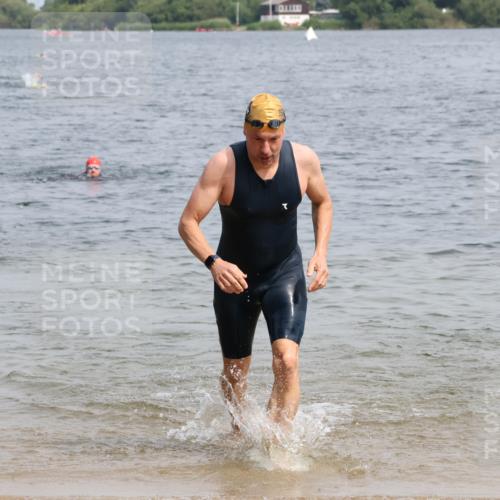 15.06.2025 - 27. Vierlanden-Triathlon Lena Gebhardt http://msf.ph/oto/8031506 15.06.2025 11:10:58 Schwimmen 832, 861, 947 meine-sportfotos.de