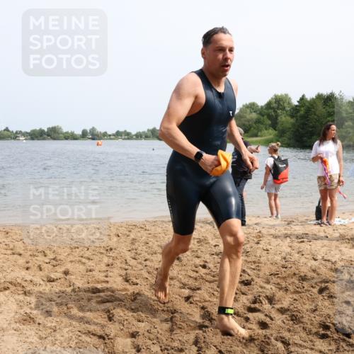 15.06.2025 - 27. Vierlanden-Triathlon Lena Gebhardt http://msf.ph/oto/8031524 15.06.2025 11:11:02 Schwimmen 861, 947 meine-sportfotos.de