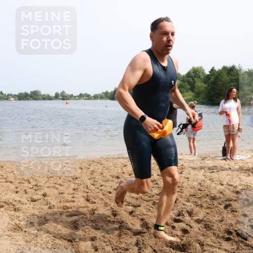 15.06.2025 - 27. Vierlanden-Triathlon Lena Gebhardt http://msf.ph/oto/8031527 15.06.2025 11:11:02 Schwimmen 861, 947 meine-sportfotos.de