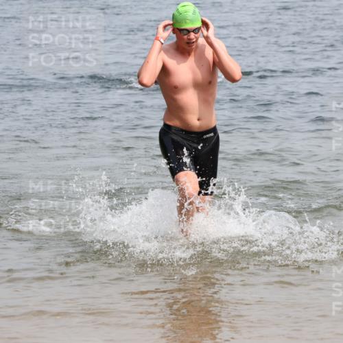 15.06.2025 - 27. Vierlanden-Triathlon Lena Gebhardt http://msf.ph/oto/8031533 15.06.2025 11:11:04 Schwimmen 861, 947 meine-sportfotos.de