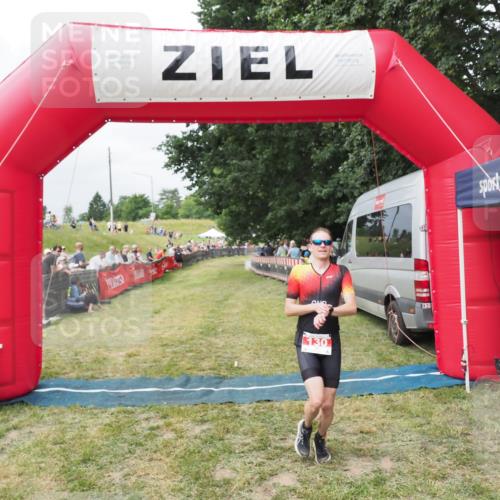 21.06.2025 - 27. Vierlanden-Triathlon MichiJ http://msf.ph/oto/8031547 15.06.2026 12:46:12 Ziel 130 meine-sportfotos.de