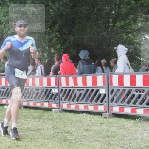 21.06.2025 - 27. Vierlanden-Triathlon KatJ http://msf.ph/oto/8031559 15.06.2025 13:40:59 Ziel 763, 925 meine-sportfotos.de