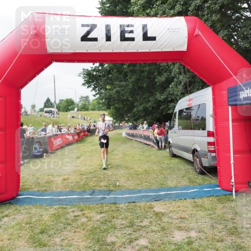 21.06.2025 - 27. Vierlanden-Triathlon MichiJ http://msf.ph/oto/8031567 15.06.2026 12:46:37 Ziel 138 meine-sportfotos.de