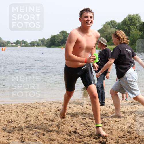 15.06.2025 - 27. Vierlanden-Triathlon Lena Gebhardt http://msf.ph/oto/8031570 15.06.2025 11:11:07 Schwimmen 861, 947 meine-sportfotos.de