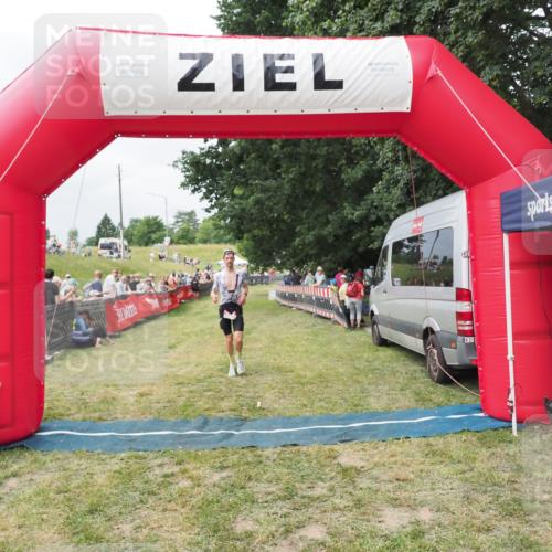21.06.2025 - 27. Vierlanden-Triathlon MichiJ http://msf.ph/oto/8031585 15.06.2026 12:46:37 Ziel 138 meine-sportfotos.de