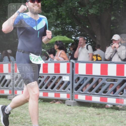 21.06.2025 - 27. Vierlanden-Triathlon KatJ http://msf.ph/oto/8031603 15.06.2025 13:41:00 Ziel 637, 763, 925, 961 meine-sportfotos.de