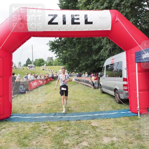 21.06.2025 - 27. Vierlanden-Triathlon MichiJ http://msf.ph/oto/8031620 15.06.2026 12:46:38 Ziel 138 meine-sportfotos.de