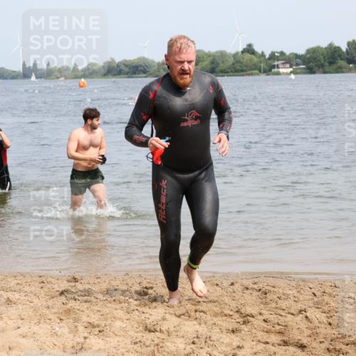 15.06.2025 - 27. Vierlanden-Triathlon Lena Gebhardt http://msf.ph/oto/8031622 15.06.2025 11:11:27 Schwimmen 742, 843 meine-sportfotos.de