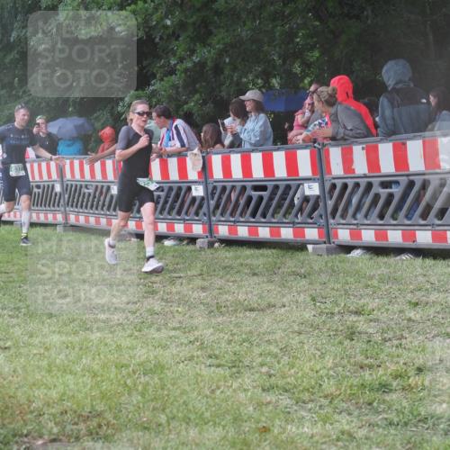 21.06.2025 - 27. Vierlanden-Triathlon KatJ http://msf.ph/oto/8031626 15.06.2025 13:41:06 Ziel 167, 637, 925, 961 meine-sportfotos.de