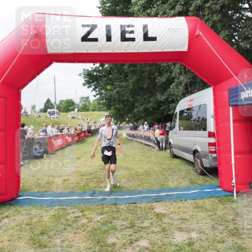 21.06.2025 - 27. Vierlanden-Triathlon MichiJ http://msf.ph/oto/8031627 15.06.2026 12:46:38 Ziel 138 meine-sportfotos.de