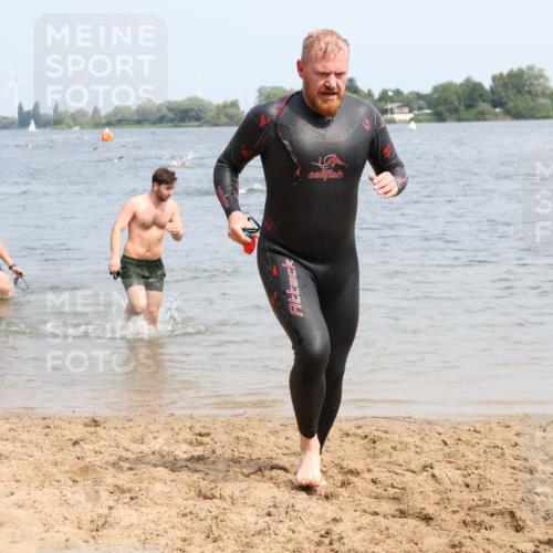 15.06.2025 - 27. Vierlanden-Triathlon Lena Gebhardt http://msf.ph/oto/8031629 15.06.2025 11:11:28 Schwimmen 742, 843 meine-sportfotos.de