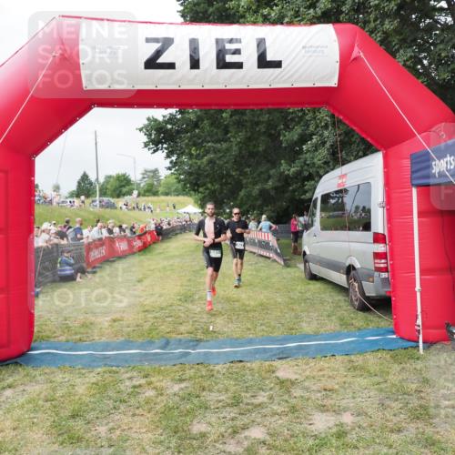 21.06.2025 - 27. Vierlanden-Triathlon MichiJ http://msf.ph/oto/8031641 15.06.2026 12:47:46 Ziel 651, 863 meine-sportfotos.de