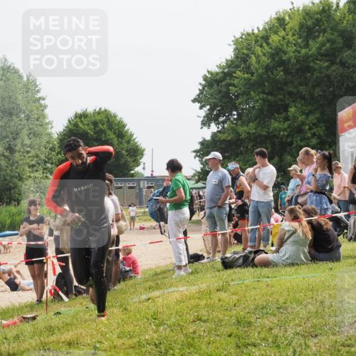 15.06.2025 - 27. Vierlanden-Triathlon KatJ http://msf.ph/oto/8031643 15.06.2025 11:10:35 Schwimmen 772, 953 meine-sportfotos.de