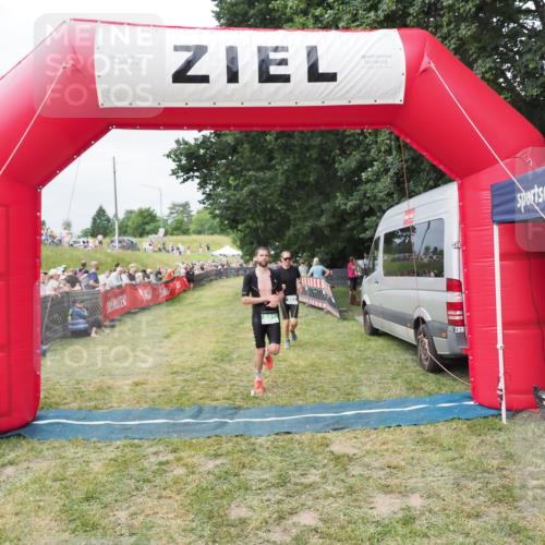 21.06.2025 - 27. Vierlanden-Triathlon MichiJ http://msf.ph/oto/8031654 15.06.2026 12:47:46 Ziel 651, 863 meine-sportfotos.de