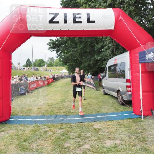 21.06.2025 - 27. Vierlanden-Triathlon MichiJ http://msf.ph/oto/8031661 15.06.2026 12:47:46 Ziel 651, 863 meine-sportfotos.de