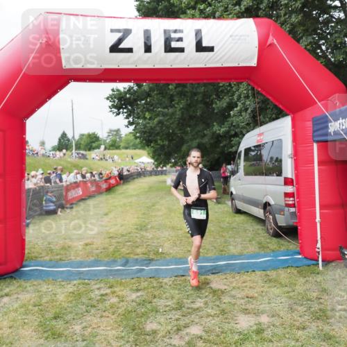 21.06.2025 - 27. Vierlanden-Triathlon MichiJ http://msf.ph/oto/8031669 15.06.2026 12:47:46 Ziel 651, 863 meine-sportfotos.de