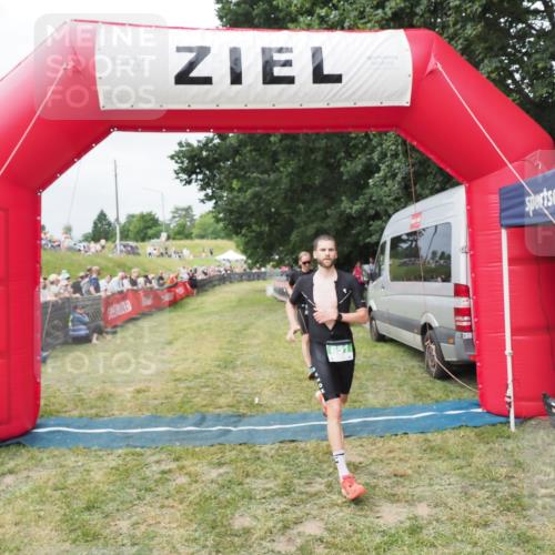21.06.2025 - 27. Vierlanden-Triathlon MichiJ http://msf.ph/oto/8031676 15.06.2026 12:47:47 Ziel 651, 863 meine-sportfotos.de