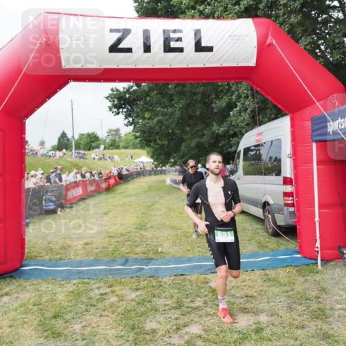 21.06.2025 - 27. Vierlanden-Triathlon MichiJ http://msf.ph/oto/8031682 15.06.2026 12:47:47 Ziel 651, 863 meine-sportfotos.de