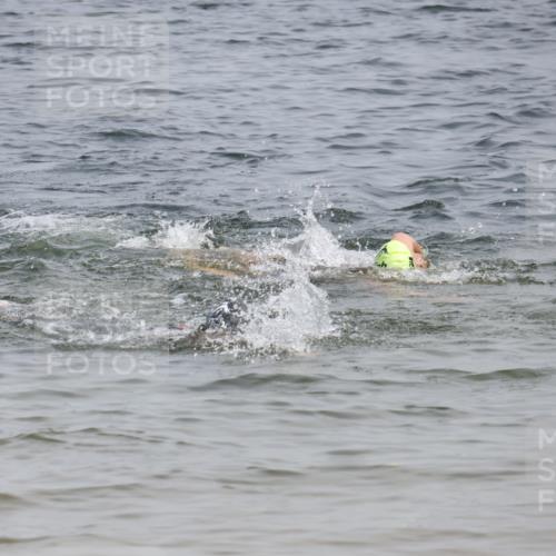 15.06.2025 - 27. Vierlanden-Triathlon Lena Gebhardt http://msf.ph/oto/8031683 15.06.2025 11:11:53 Schwimmen 921, 934 meine-sportfotos.de