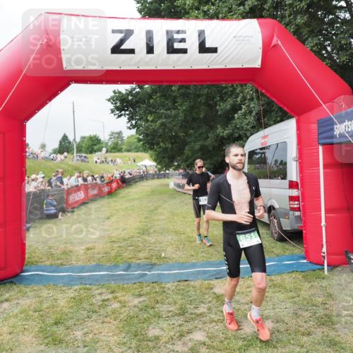 21.06.2025 - 27. Vierlanden-Triathlon MichiJ http://msf.ph/oto/8031689 15.06.2026 12:47:47 Ziel 651, 863 meine-sportfotos.de