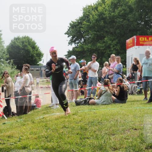 15.06.2025 - 27. Vierlanden-Triathlon KatJ http://msf.ph/oto/8031701 15.06.2025 11:10:39 Schwimmen 772, 953 meine-sportfotos.de