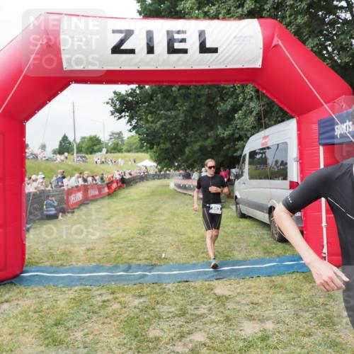 21.06.2025 - 27. Vierlanden-Triathlon MichiJ http://msf.ph/oto/8031709 15.06.2026 12:47:47 Ziel 651, 863 meine-sportfotos.de