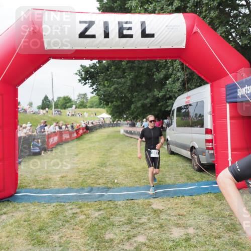 21.06.2025 - 27. Vierlanden-Triathlon MichiJ http://msf.ph/oto/8031716 15.06.2026 12:47:47 Ziel 651, 863 meine-sportfotos.de