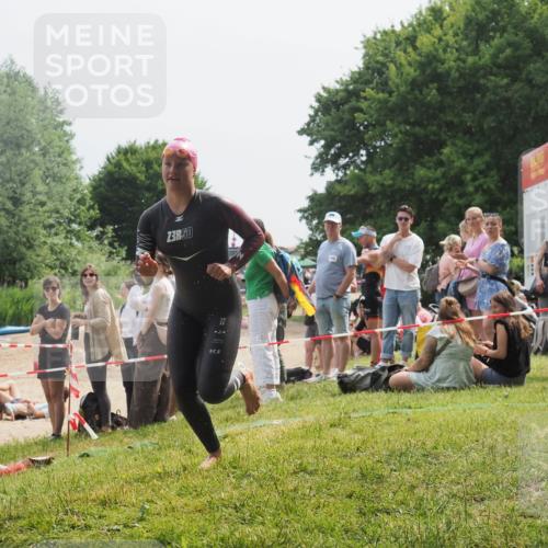 15.06.2025 - 27. Vierlanden-Triathlon KatJ http://msf.ph/oto/8031721 15.06.2025 11:10:40 Schwimmen 772, 953 meine-sportfotos.de