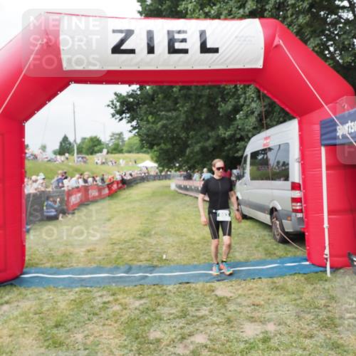 21.06.2025 - 27. Vierlanden-Triathlon MichiJ http://msf.ph/oto/8031723 15.06.2026 12:47:48 Ziel 651, 863 meine-sportfotos.de