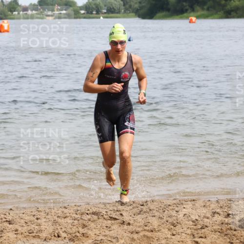 15.06.2025 - 27. Vierlanden-Triathlon Lena Gebhardt http://msf.ph/oto/8031731 15.06.2025 11:12:03 Schwimmen 785, 921, 934 meine-sportfotos.de