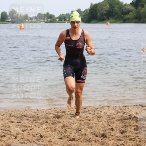 15.06.2025 - 27. Vierlanden-Triathlon Lena Gebhardt http://msf.ph/oto/8031740 15.06.2025 11:12:04 Schwimmen 785, 921, 934 meine-sportfotos.de
