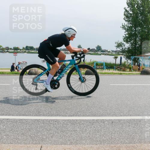 15.06.2025 - 27. Vierlanden-Triathlon H.Heesch http://msf.ph/oto/8031741 15.06.2025 11:34:02 Radfahren 221 meine-sportfotos.de