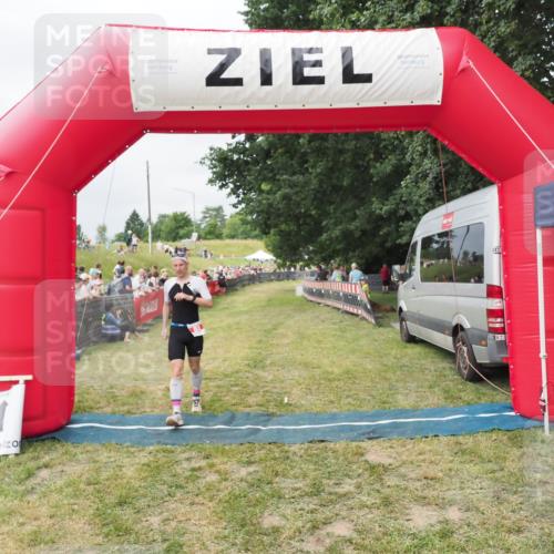 21.06.2025 - 27. Vierlanden-Triathlon MichiJ http://msf.ph/oto/8031754 15.06.2026 12:48:42 Ziel  meine-sportfotos.de
