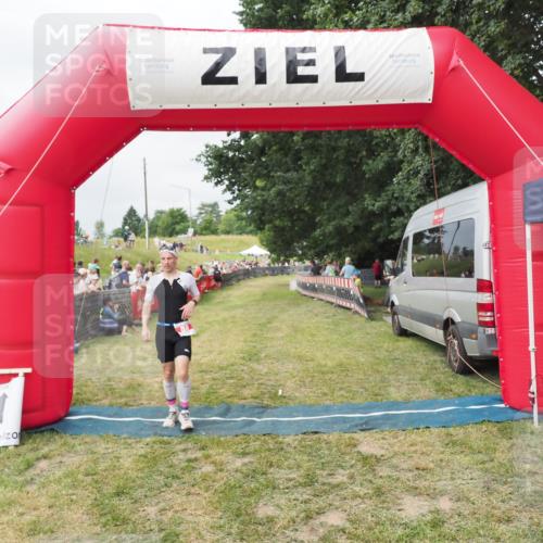 21.06.2025 - 27. Vierlanden-Triathlon MichiJ http://msf.ph/oto/8031770 15.06.2026 12:48:42 Ziel  meine-sportfotos.de