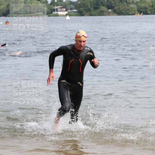 15.06.2025 - 27. Vierlanden-Triathlon Lena Gebhardt http://msf.ph/oto/8031780 15.06.2025 11:12:09 Schwimmen 785, 921, 934 meine-sportfotos.de