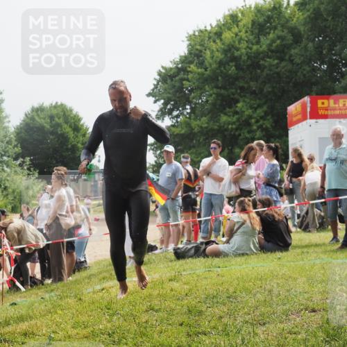 15.06.2025 - 27. Vierlanden-Triathlon KatJ http://msf.ph/oto/8031783 15.06.2025 11:10:49 Schwimmen 770, 832 meine-sportfotos.de