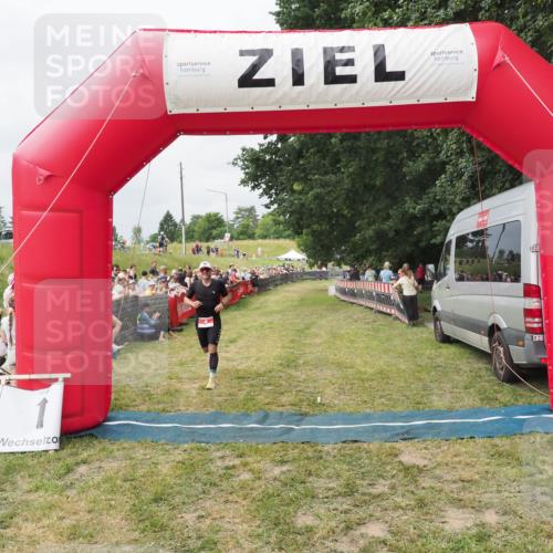 21.06.2025 - 27. Vierlanden-Triathlon MichiJ http://msf.ph/oto/8031785 15.06.2026 12:49:05 Ziel 4 meine-sportfotos.de