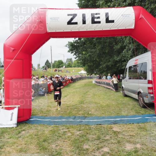 21.06.2025 - 27. Vierlanden-Triathlon MichiJ http://msf.ph/oto/8031790 15.06.2026 12:49:05 Ziel 4 meine-sportfotos.de