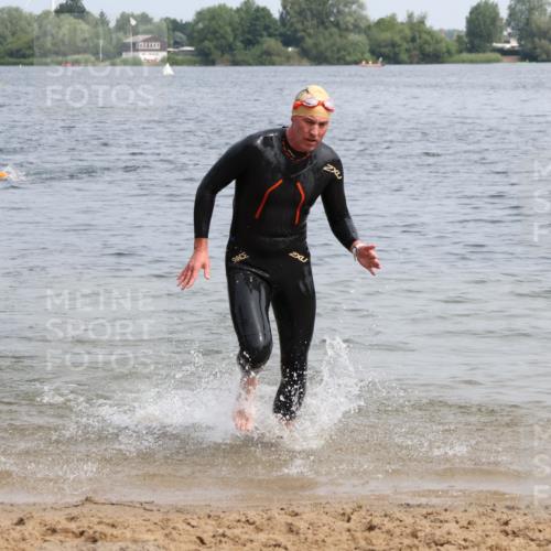 15.06.2025 - 27. Vierlanden-Triathlon Lena Gebhardt http://msf.ph/oto/8031791 15.06.2025 11:12:10 Schwimmen 785, 921, 934 meine-sportfotos.de
