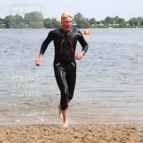 15.06.2025 - 27. Vierlanden-Triathlon Lena Gebhardt http://msf.ph/oto/8031797 15.06.2025 11:12:10 Schwimmen 785, 921, 934 meine-sportfotos.de